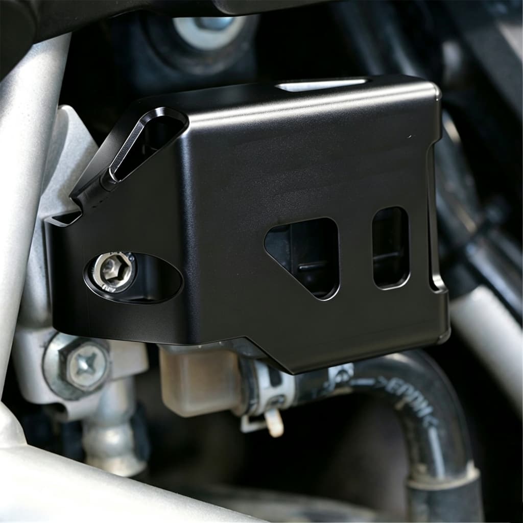 รถจักรยานยนต์ Brake Fluid Reservoir Guard Cover Protector อุปกรณ์เสริมสําหรับ Suzuki GSX‐8R GSX-8T GSX-8TT 2023‐ V‐Strom 1000 2015‐2019 ดัดแปลงเหล็กสีดํา