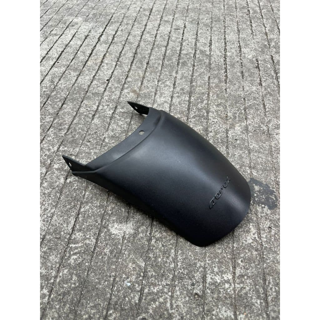 ด้านหน้า FENDER CONNECTION สําหรับ YAMAHA AEROX MOTORCYCLE MUDFLAP AEROX MUD FLAP BLACK AEROX FENDER CONNECTOR PNP INSTALLATION BOLT JUST INSTALL
