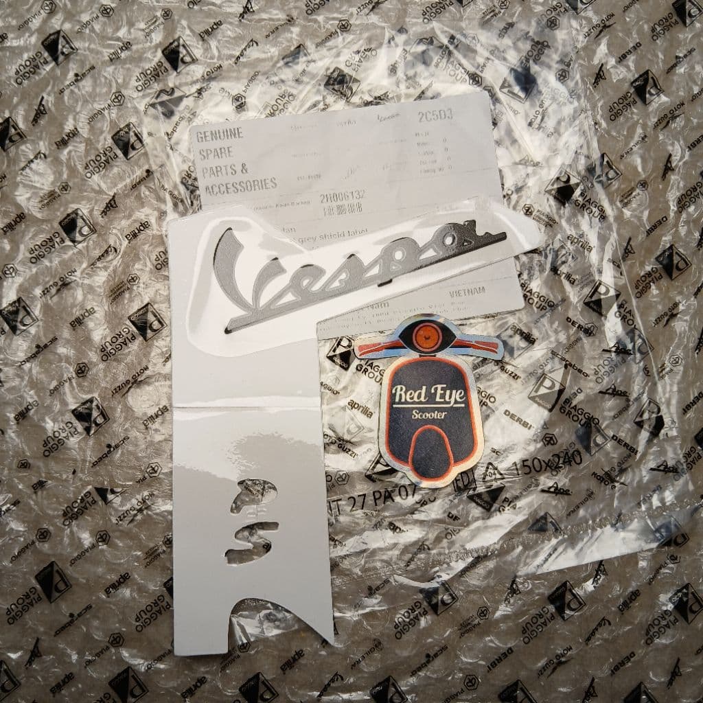 "Vespa" สติ๊กเกอร์ด้านหน้าสีเทาเมทัลลิกสติ๊กเกอร์สัญลักษณ์ Sprint Primavera LX Vespa S LXV GTS Original Vespa สติ๊กเกอร์ด้านหน้าสัญลักษณ์