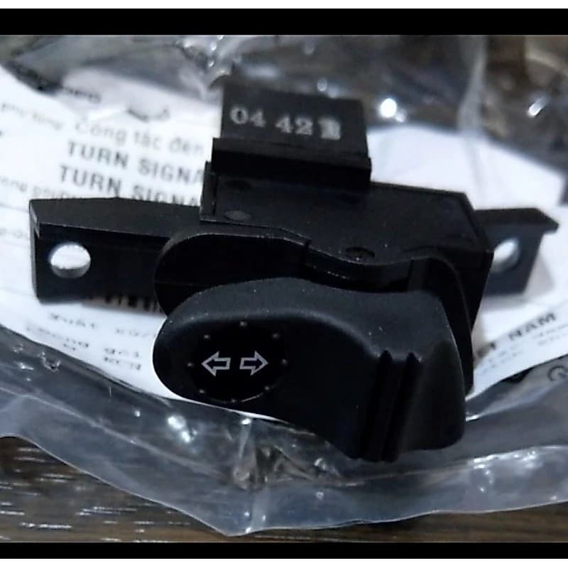 TOMBOL ปุ่มสวิตช์ไฟเลี้ยว VESPA LX 2V 3V, VESPA S 2V 3V, GTS 3V ORIGINAL ของแท้ 100% 1745