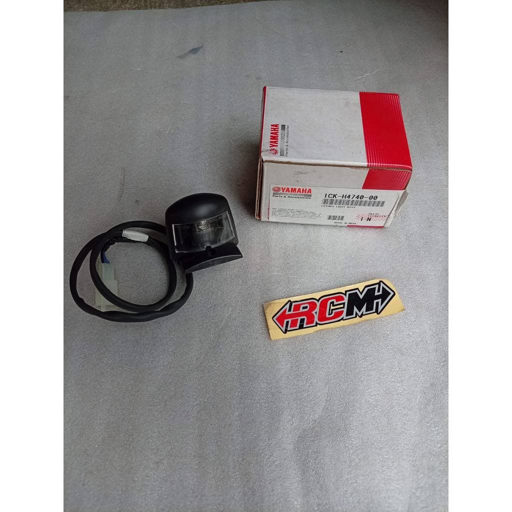 1CK-H4450-00 LICENSE LIGHT ASSY ด้านหลังหมายเลขแผ่นโคมไฟสีดํา R15 R-15 OLD OLD V1 V2 ORIGINAL YAMAHA YGP ของแท้