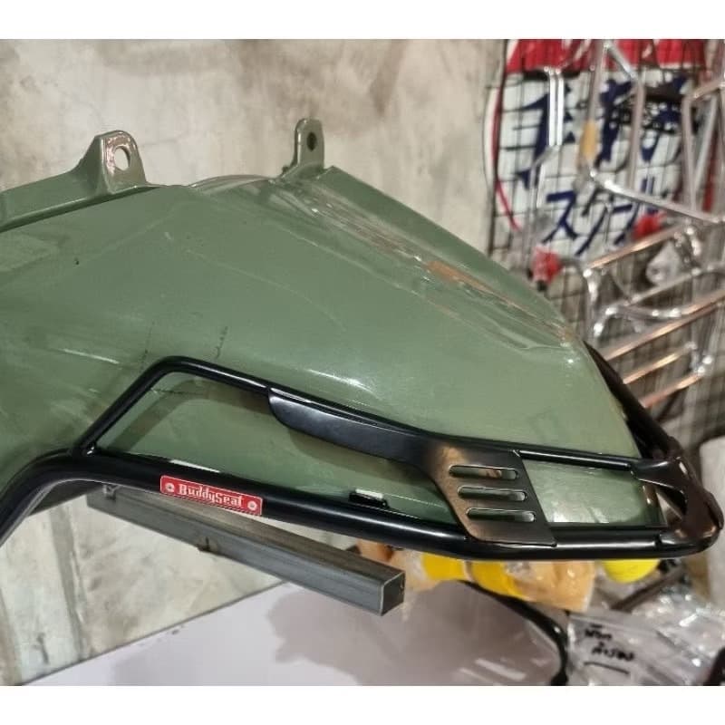 กันชนบังโคลน​หน้า ​รุ่นคลาสสิคแบบมีครีบ ​(double) {Buddy Seat} สำหรับ ​Lambretta X200 และ X300​