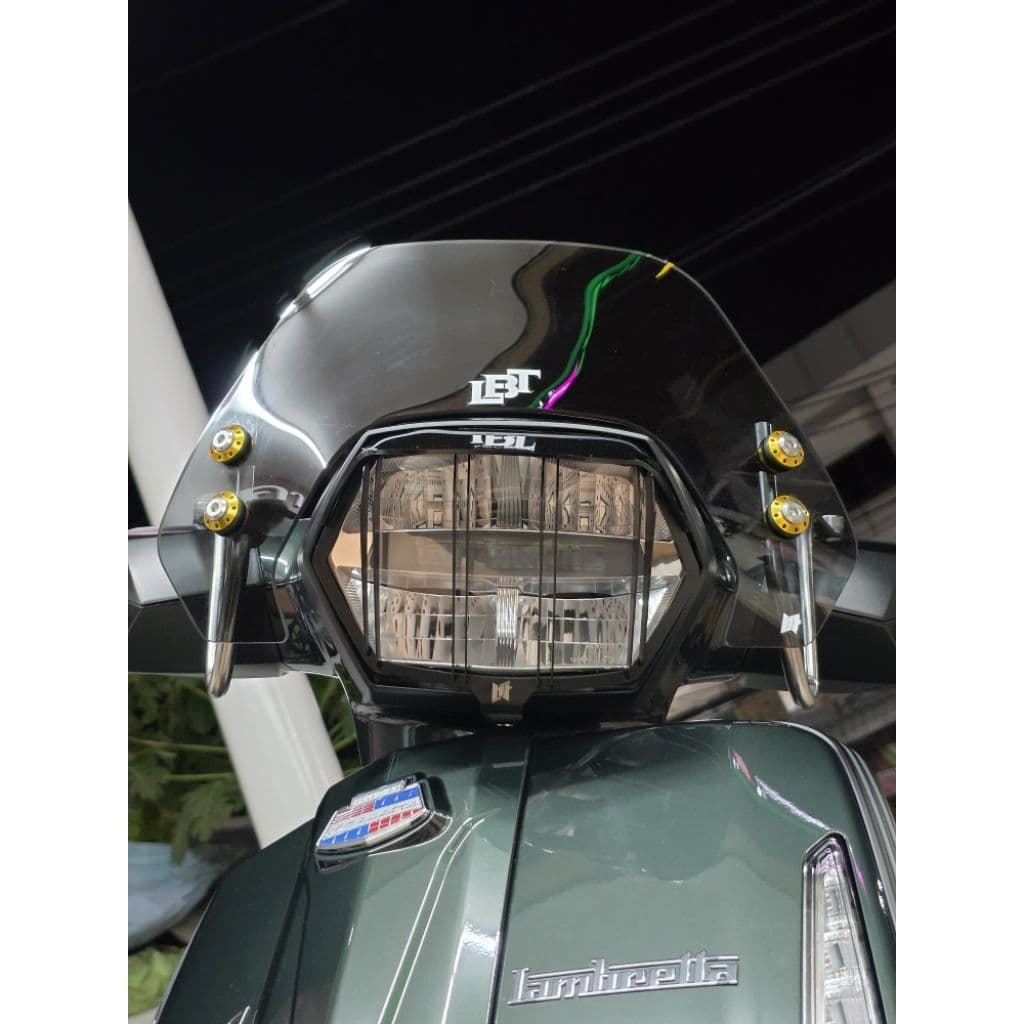 HTชิวหน้า ชิวบังลม Lambretta X300 X200 ขาสแตนเลส ยึดบนไม่ต้องเจาะ(ฟรีน็อตยึดติดตั้ง)